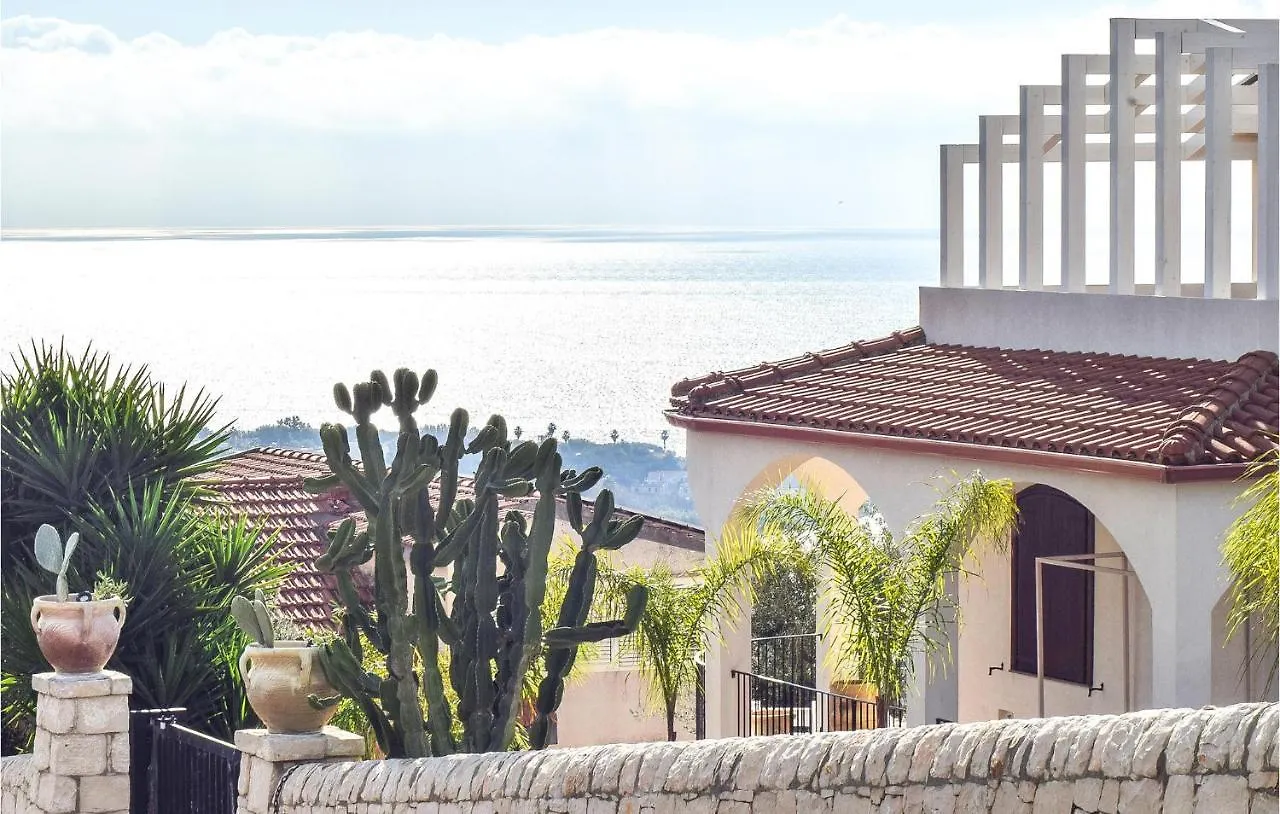 Cozy Home In Ragusa With Outdoor Swimming Pool בית נופש